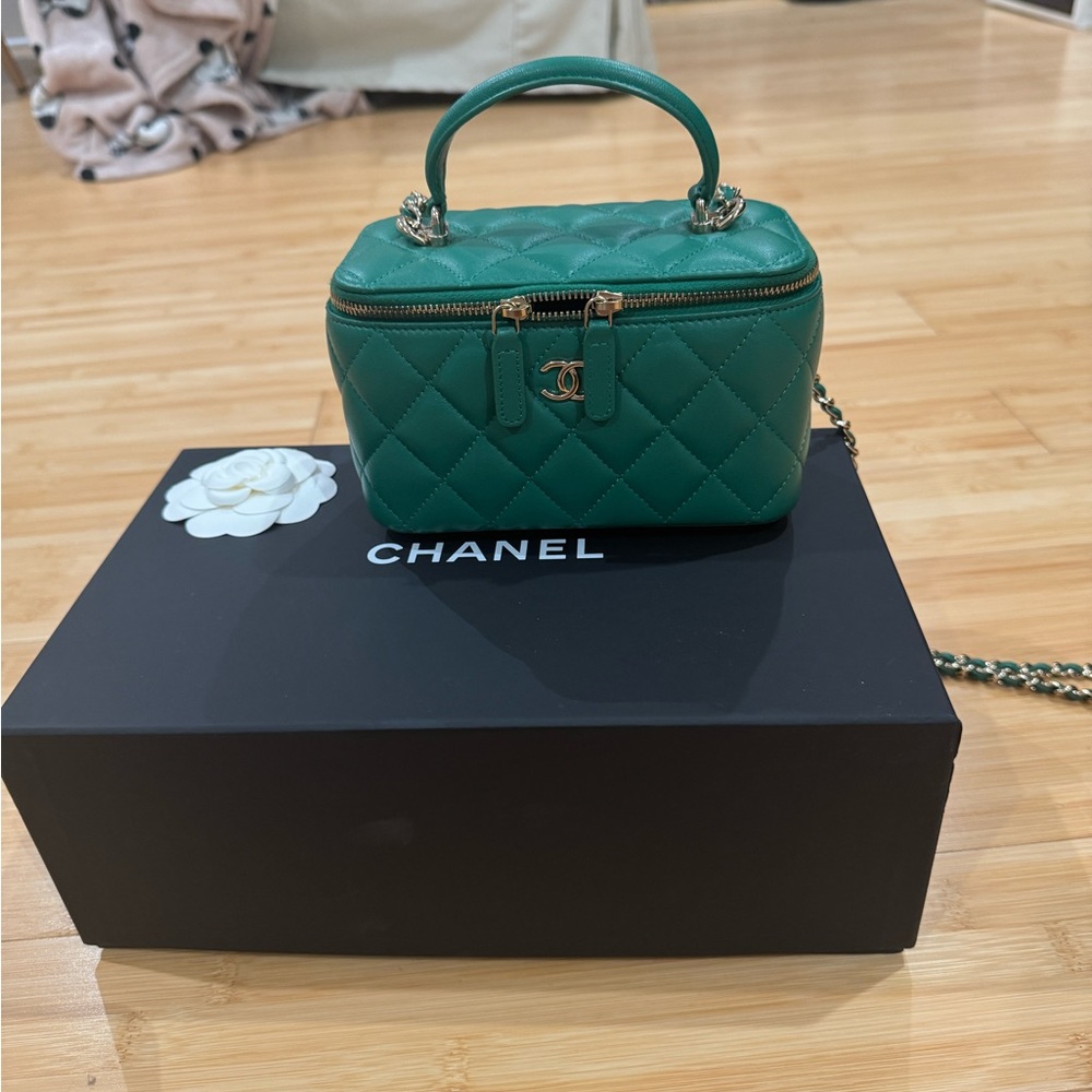 Chanel vanity bag with handle and chain. Excellent condition like new - Picture 9 of 9